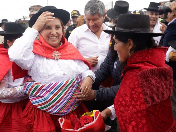 Boluarte retirará cargos contra mujer que la agredió en Ayacucho