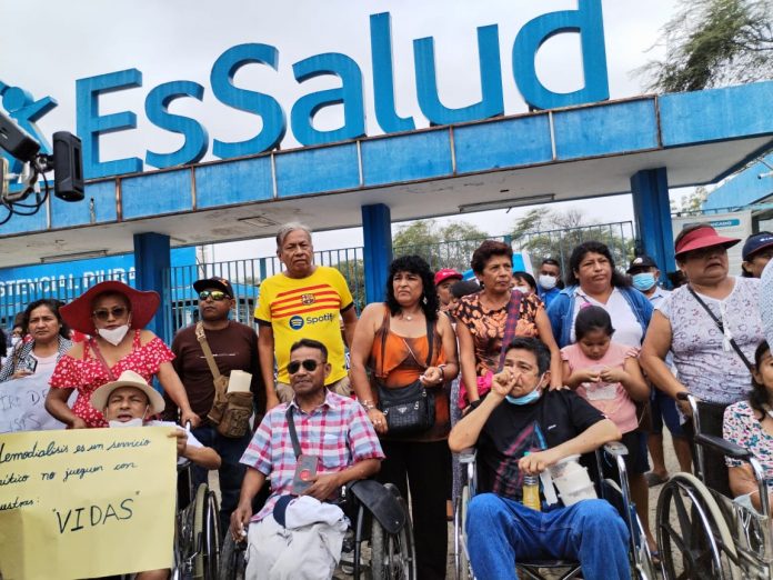Pacientes renales en riesgo de suspender tratamiento por millonaria deuda de EsSalud