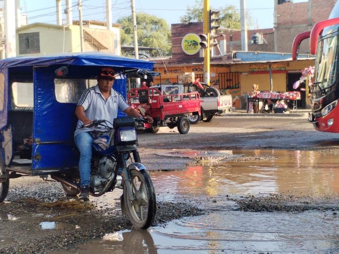 Piura: desagüe colapsa en Av. Gulman y pone en riesgo a vecinos y conductores