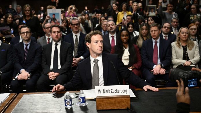 Mark Zuckerberg se disculpa por las agresiones que sufren