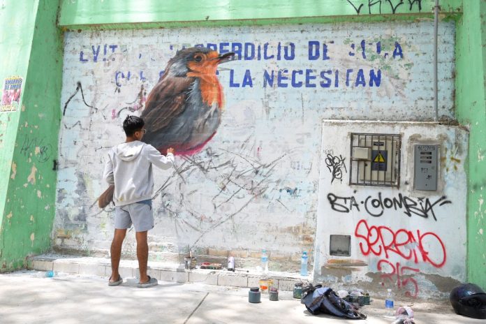 Egresados de Escuela de Arte Ignacio Merino embellecen Parque Infantil con murales