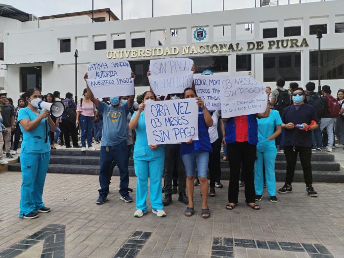 Piura: Personal de Hospital Universitario exige el pago de sus remuneraciones