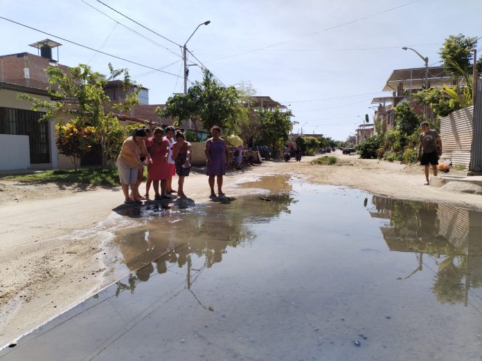 Piura: vecinos de Laguna Azul reportan constantes colapso de desagües en la zona