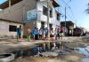 A.H. Micaela Bastidas: vecinos padecen por colapso de desagües y corte de agua desde hace un mes