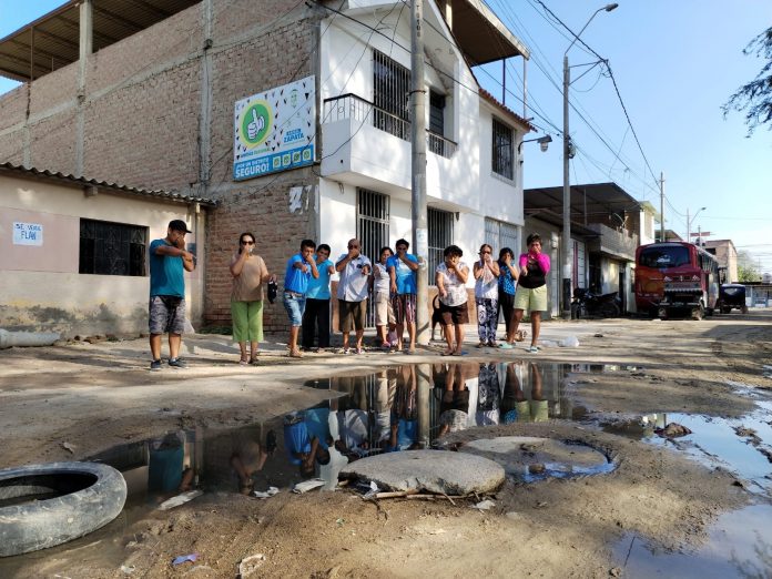 A.H. Micaela Bastidas: vecinos padecen por colapso de desagües y corte de agua desde hace un mes