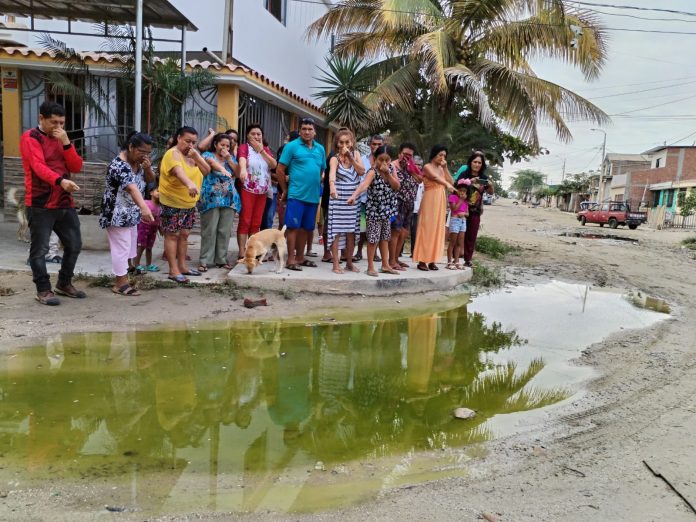 A. H. Los Algarrobos: cerca de 200 familias padecen por el colapso de desagüe y corte de agua