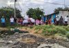 Continúa la pesadilla de los vecinos del asentamiento Túpac Amaru II: viven entre aguas servidas