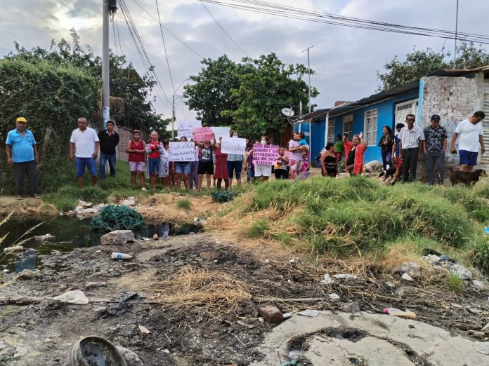 Continúa la pesadilla de los vecinos del asentamiento Túpac Amaru II: viven entre aguas servidas