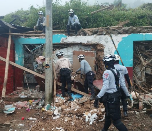 PNP rescata  a 9 personas damnificadas por el derrumbe de casas en Palambla