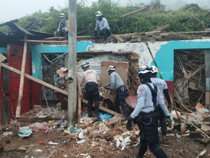 PNP rescata  a 9 personas damnificadas por el derrumbe de casas en Palambla