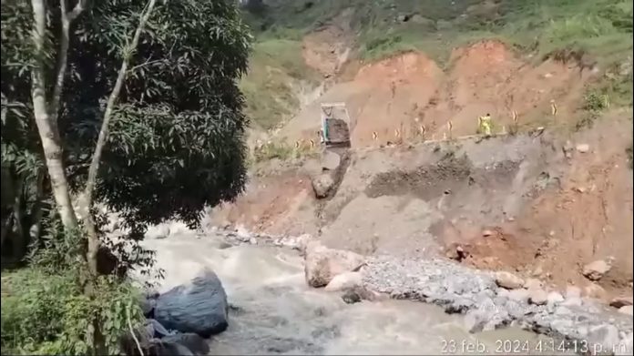 Denuncian arrojo de desmonte en cuenca hídrica de Cachaque es un atentado Denuncian arrojo de desmonte en cuenca hídrica de Cachaque: "es un atentado"