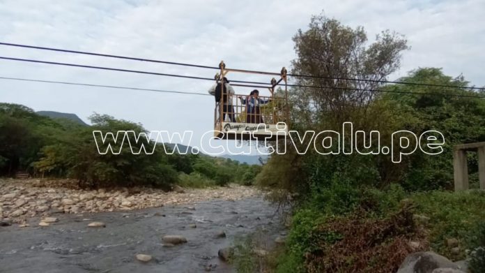 Pampa Quemada: Estudiantes y docentes pasan el río en huaro para asistir a colegio