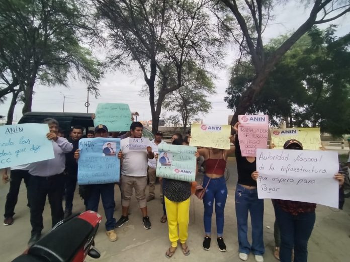 Extrabajadores de la obra del dique de Virrilá protestan en la ANIN por deuda de pagos