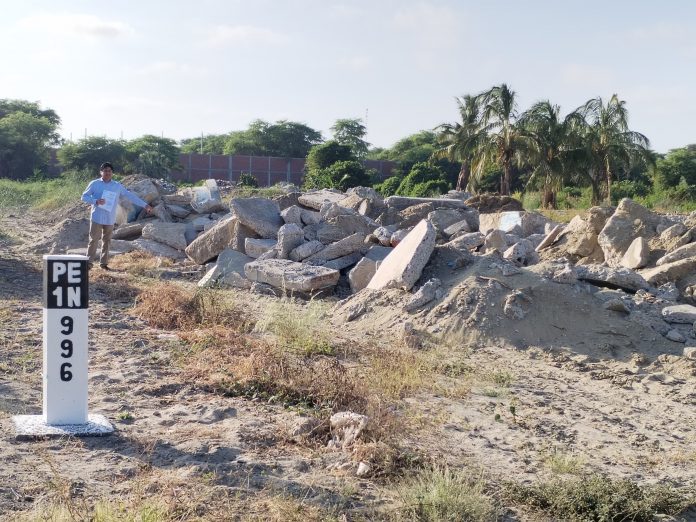 Piura: reportan abandono de residuos de construcción del parque Néstor Martos en la Panamericana Norte