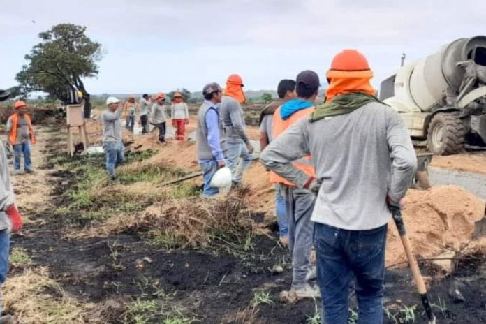 Yuscay: obreros paralizan obra en canal 27 de Abril por falta de pagos