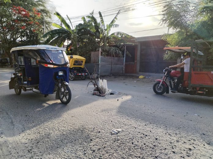 Piura: hueco en plena pista pone en riesgo a conductores y vecinos del A. H. José Olaya