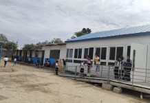 Más de cien niños estudian en aulas prefabricadas abandonadas en Las Dalias