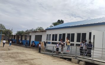 Más de cien niños estudian en aulas prefabricadas abandonadas en Las Dalias