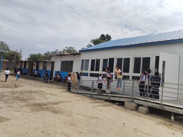 Más de cien niños estudian en aulas prefabricadas abandonadas en Las Dalias