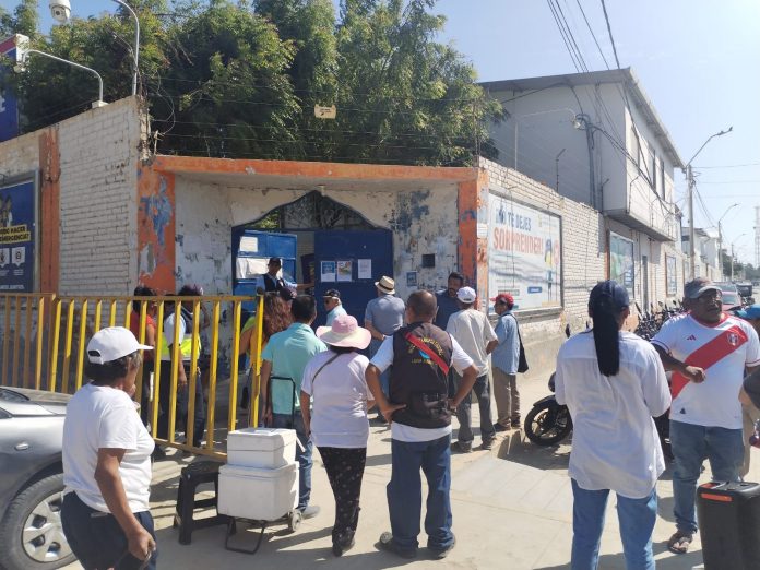 Vecinos del A.H. San Martín exigen al alcalde de Veintiséis de Octubre pistas y veredas Vecinos del A.H. San Martín exigen al alcalde de Veintiséis de Octubre pistas y veredas