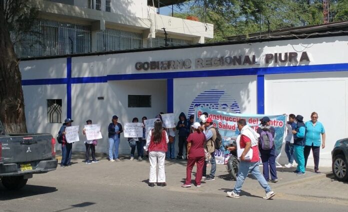 Trabajadores protestan frente al GORE para exigir la reconstrucción del C.S II de Talara Trabajadores protestan frente al GORE para exigir la reconstrucción del C.S II de Talara