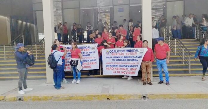 De 20 ventanillas, solo atienden 8, advierten dirigentes del Banco de la Nación en Piura "De 20 ventanillas, solo atienden 8", advierten dirigentes del Banco de la Nación en Piura