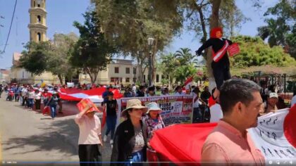 Manifestantes recorren la Plaza de Armas