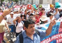 Piura: Alistan marcha para exigir la ejecución del proyecto de agua y alcantarillado para 105 AA.HH. “ El 16 era el plazo máximo para que el OSCE diera el veredicto. Pero lo que nos dio el 16 fue una resolución firmada por el tribunal en donde dicen que ya tenía todos listo para dar el veredicto, pero al día siguiente llegaban los feriados y esperábamos que el lunes 21 se dé la resolución, pero resulta que, no sé por qué, cambiaron al tribunal. Ese nuevo tribunal saca una resolución, dejando sin efecto la resolución del 16 y citando, nuevamente, a las partes para el 30 de abril. Pero el viernes 25, vuelven a sacar otra resolución citando para el 5 de mayo”, precisó Farfán. Ante estas cuestionadas demoras, el dirigente precisó que la población de Piura, Castilla y Veintiséis de Octubre realizarán una vigilia en atrio de Catedral de Piura para alzar su voz de protesta. Según dijo, de no ser escuchados, el 8 de mayo, a las 3:00 p.m., saldrán a las calles para realizar una movilización pacífica e incidir en su pliego de reclamos: Inmediata ejecución sin corrupción de agua y alcantarillado y de otros proyectos en la zona urbana de Piura que están paralizados. Inclusión de nuevos sectores beneficiarios Destrabar 42 proyectos de agua y alcantarillado. Rechazo al incremento de la tarifa de agua “Los dirigentes nos hemos reunidos y hemos decidido hacer dos acciones: el miércoles 30, a las 6:30 p.m., haremos una vigilia exigiendo que se ejecute este proyecto. De no ser escuchados, el 8 de mayo, la población estará saliendo de Castilla, Piura y VDO; esperemos que se sume el gremio de construcción civil y trabajadores de Salud”, precisó. Finalmente, el dirigente convocó a la población a sumarse a la plataforma de lucha, advirtiendo que los 625 millones de soles destinados a esta obra corren el riesgo de perderse y ser transferidos a otra región. “Hemos aprobado una plataforma que la población debe sumar. Piura debe despertar, caso contrario, este presupuesto se lo llevarán a otra región y, lo más triste, en complicidad de nuestras autoridades que no dicen absolutamente nada”, precisó.