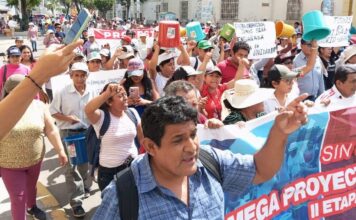 Piura: Alistan marcha para exigir la ejecución del proyecto de agua y alcantarillado para 105 AA.HH. “ El 16 era el plazo máximo para que el OSCE diera el veredicto. Pero lo que nos dio el 16 fue una resolución firmada por el tribunal en donde dicen que ya tenía todos listo para dar el veredicto, pero al día siguiente llegaban los feriados y esperábamos que el lunes 21 se dé la resolución, pero resulta que, no sé por qué, cambiaron al tribunal. Ese nuevo tribunal saca una resolución, dejando sin efecto la resolución del 16 y citando, nuevamente, a las partes para el 30 de abril. Pero el viernes 25, vuelven a sacar otra resolución citando para el 5 de mayo”, precisó Farfán. Ante estas cuestionadas demoras, el dirigente precisó que la población de Piura, Castilla y Veintiséis de Octubre realizarán una vigilia en atrio de Catedral de Piura para alzar su voz de protesta. Según dijo, de no ser escuchados, el 8 de mayo, a las 3:00 p.m., saldrán a las calles para realizar una movilización pacífica e incidir en su pliego de reclamos: Inmediata ejecución sin corrupción de agua y alcantarillado y de otros proyectos en la zona urbana de Piura que están paralizados. Inclusión de nuevos sectores beneficiarios Destrabar 42 proyectos de agua y alcantarillado. Rechazo al incremento de la tarifa de agua “Los dirigentes nos hemos reunidos y hemos decidido hacer dos acciones: el miércoles 30, a las 6:30 p.m., haremos una vigilia exigiendo que se ejecute este proyecto. De no ser escuchados, el 8 de mayo, la población estará saliendo de Castilla, Piura y VDO; esperemos que se sume el gremio de construcción civil y trabajadores de Salud”, precisó. Finalmente, el dirigente convocó a la población a sumarse a la plataforma de lucha, advirtiendo que los 625 millones de soles destinados a esta obra corren el riesgo de perderse y ser transferidos a otra región. “Hemos aprobado una plataforma que la población debe sumar. Piura debe despertar, caso contrario, este presupuesto se lo llevarán a otra región y, lo más triste, en complicidad de nuestras autoridades que no dicen absolutamente nada”, precisó.