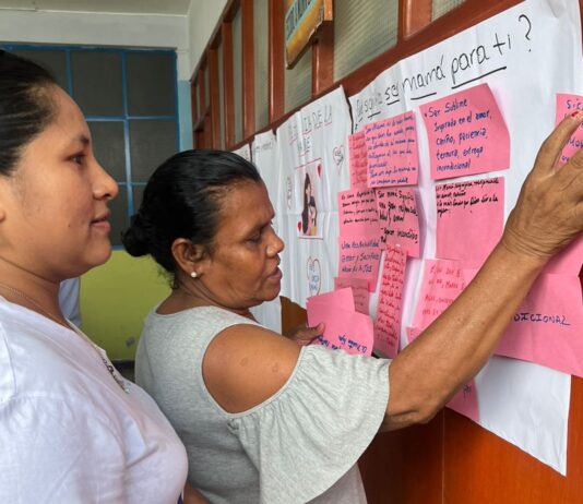 Integrantes de la red de mujeres de Morropón participan de un conversatorio conmemorativo por el Día de la Madre