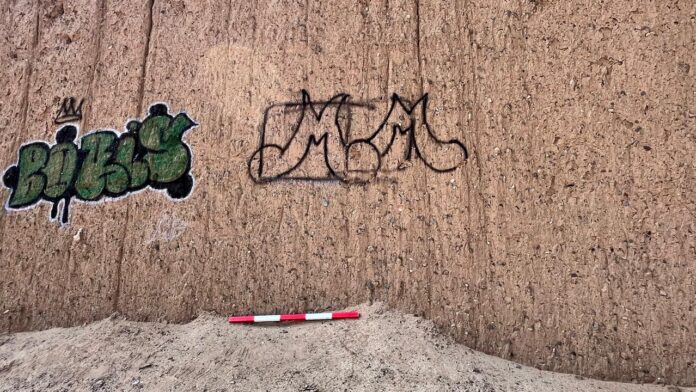 Sujetos vandalizan muros de Chan Chan Sujetos vandalizan muros de Chan Chan