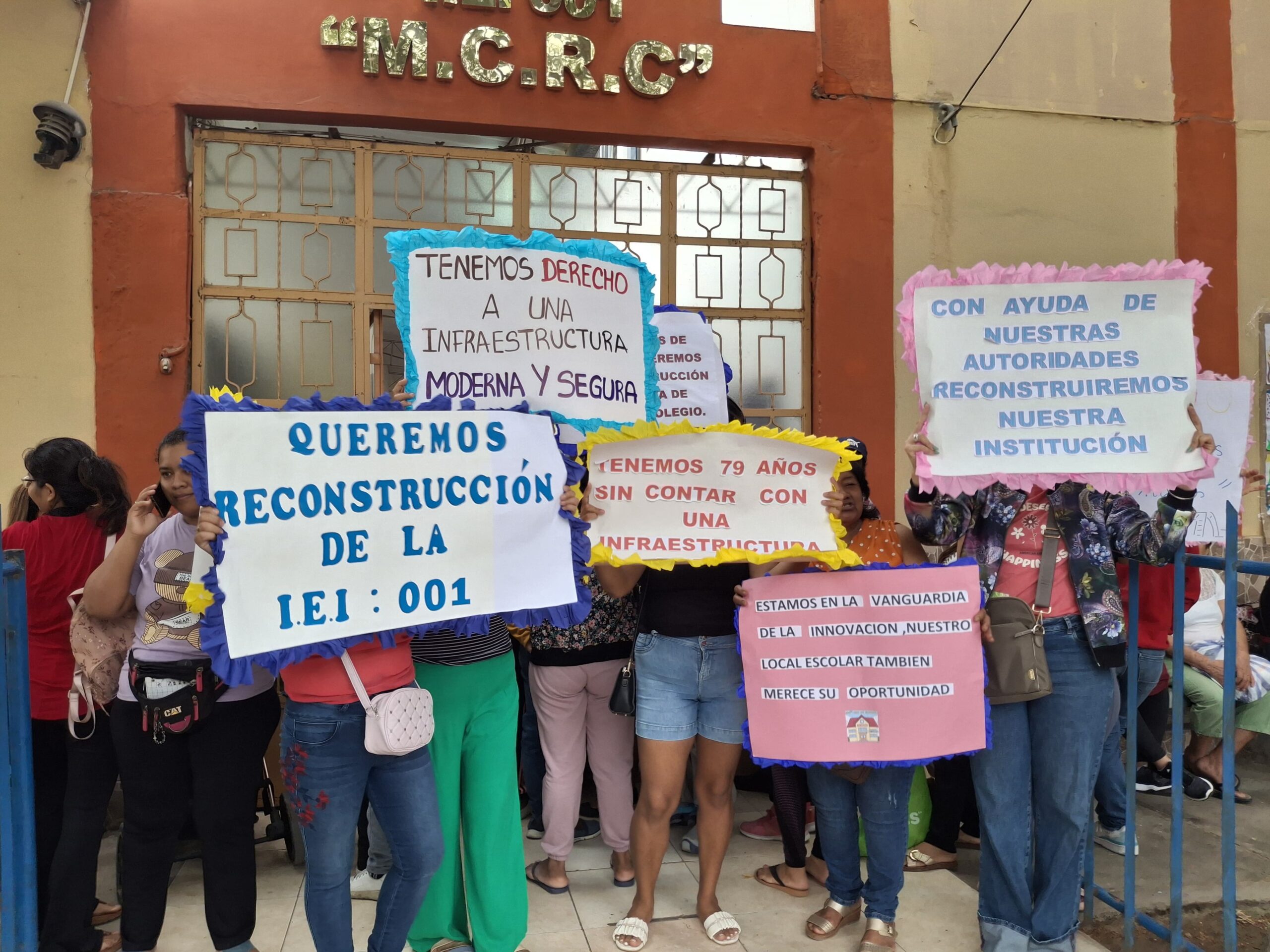 Padres de familia del colegio Inicial 001 “María Concepción Ramos ...