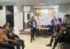 La licenciada Nadia Agurto, coordinadora de Mujeres Tejiendo Redes, capacita a personal de la PNP.