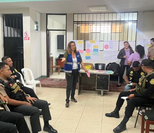 La licenciada Nadia Agurto, coordinadora de Mujeres Tejiendo Redes, capacita a personal de la PNP.