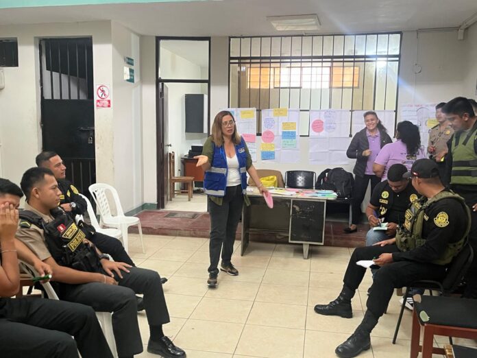 Tejiendo redes PNP La licenciada Nadia Agurto, coordinadora de Mujeres Tejiendo Redes, capacita a personal de la PNP.