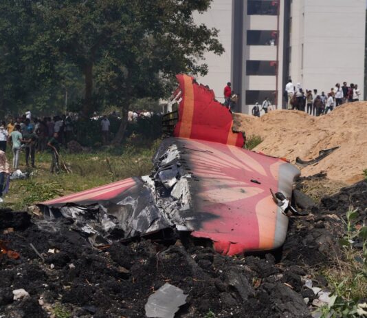 India: avión se estrella contra edificio y deja más de 240 fallecidos