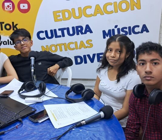 Anghelo y Saray, estudiantes de la I.E. 20138 participando del programa juvenil "conexiones juveniles"