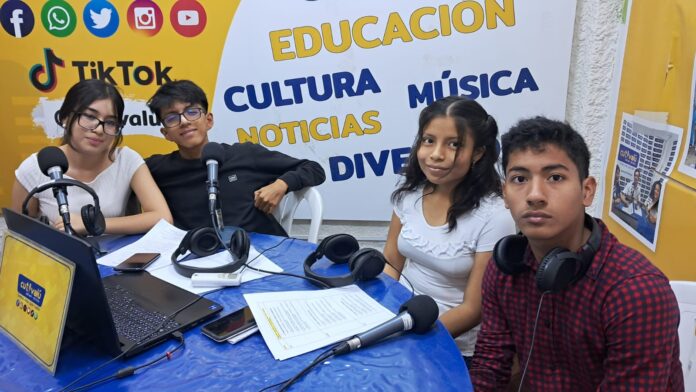 Anghelo y Saray, estudiantes de la I.E. 20138 participando del programa juvenil "conexiones juveniles" Anghelo y Saray, estudiantes de la I.E. 20138 participando del programa juvenil "conexiones juveniles"