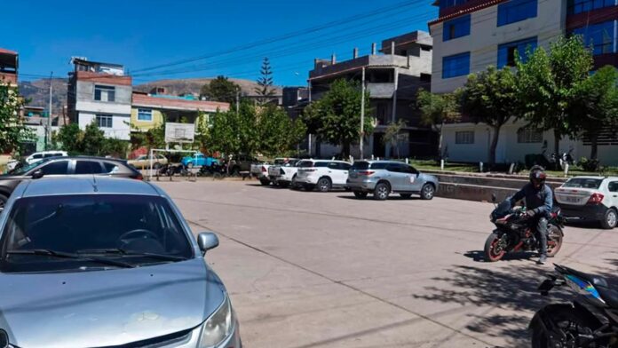 Ayacucho: Vecinos denuncian que presuntos funcionarios del GORE usan loza deportiva como estacionamiento