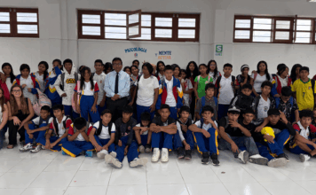 Estudiantes participan de taller sobre uso adecuado de la IA