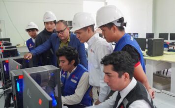 Estudiantes de UCV Piura renuevan la red del laboratorio de cómputo del Colegio San Miguel