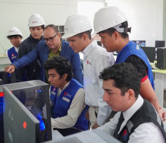 Estudiantes de UCV Piura renuevan la red del laboratorio de cómputo del Colegio San Miguel