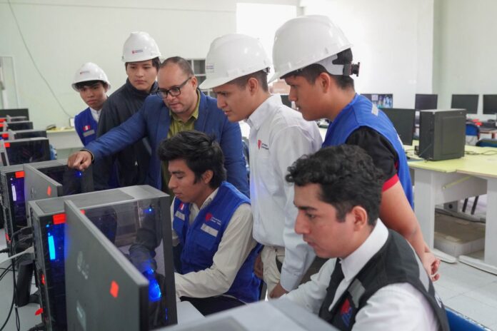 Estudiantes de UCV Piura renuevan la red del laboratorio de cómputo del Colegio San Miguel Estudiantes de UCV Piura renuevan la red del laboratorio de cómputo del Colegio San Miguel