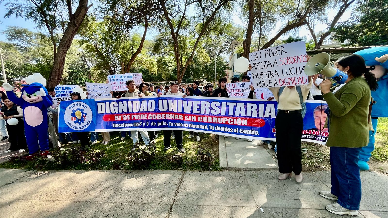 Estudiantes y docentes protestaron en la Universidad Nacional de Piura ...
