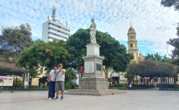 Un turista aprovecha el feriado por Fiestas Patrias para recorrer la Plaza de Armas de Piura, uno de los puntos más visitados por quienes llegan del interior del país.