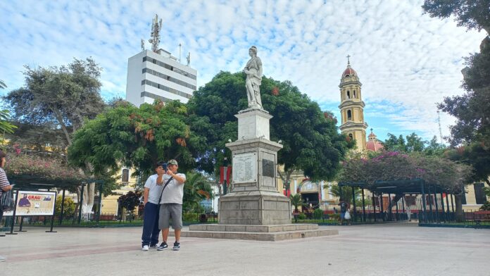 WhatsApp Image 2025-07-28 at 9.13.14 AM Un turista aprovecha el feriado por Fiestas Patrias para recorrer la Plaza de Armas de Piura, uno de los puntos más visitados por quienes llegan del interior del país.
