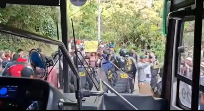 Crisis en Machu Picchu: Alerta internacional y pérdidas millonarias por vías bloqueadas y turistas varados en medio del caos por pelea para recuperar carretera Hiram Bingham