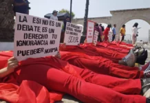 Activistas protestan frente a Municipalidad de Yanahuara en defensa de la Educación Sexual Integral en Arequipa