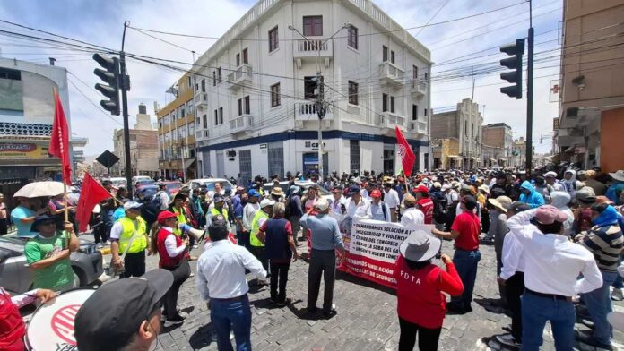 Marcha en Arequipa: lecciones de lengua y de democracia, dos realidades disputan Centro Histórico