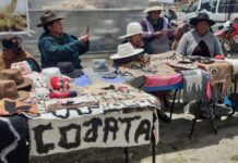 Mujeres artesanas de Cojata elaboran sombreros de fibra de alpaca para el mercado internacional